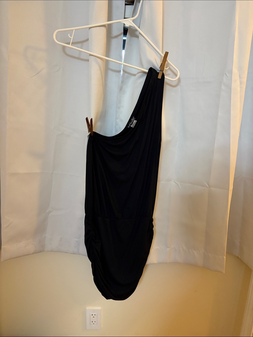 VENUS One-Shoulder Black Dress